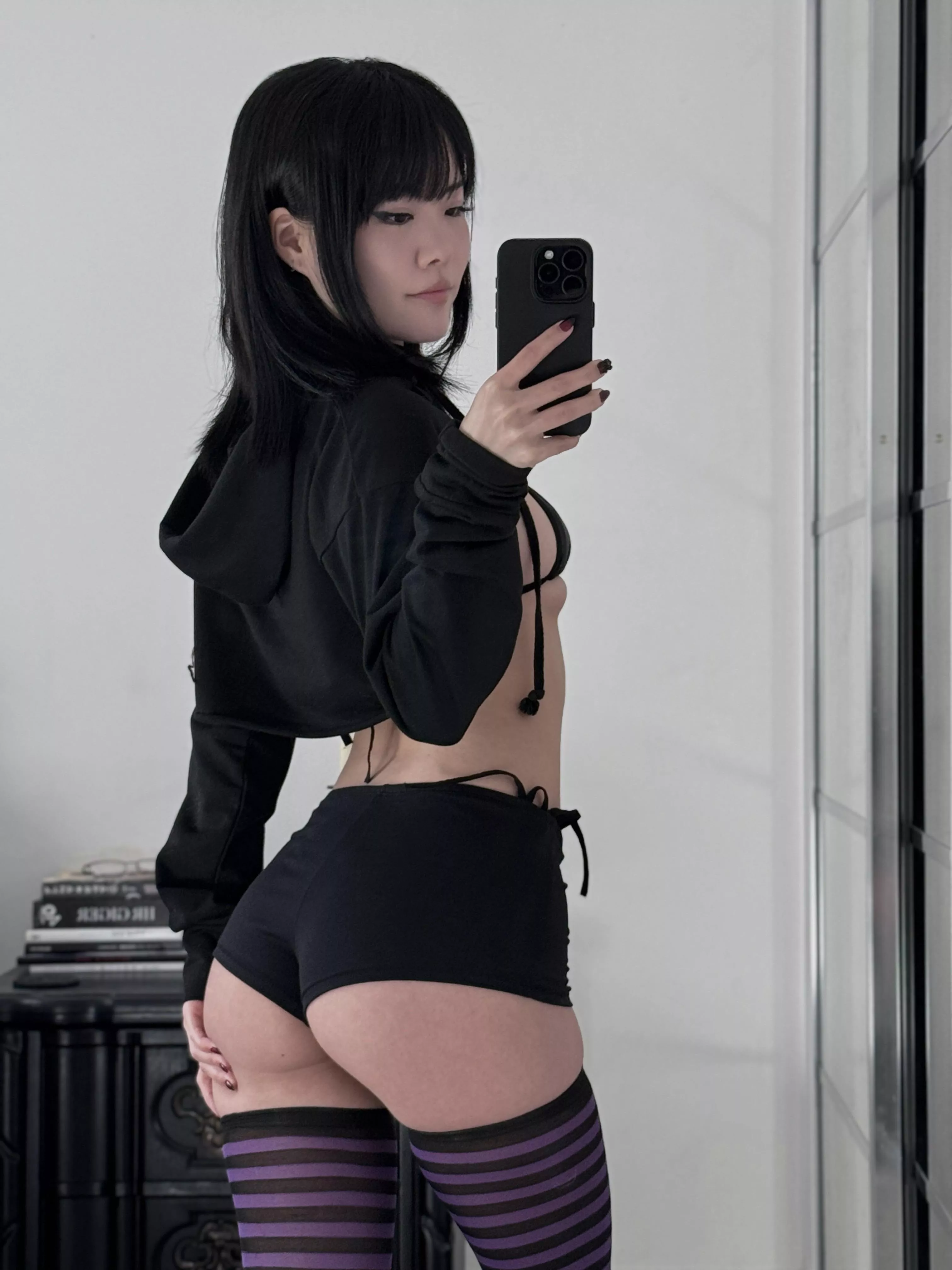 my petite booty deserves to be worshipped too 🖤 posted by dystorra