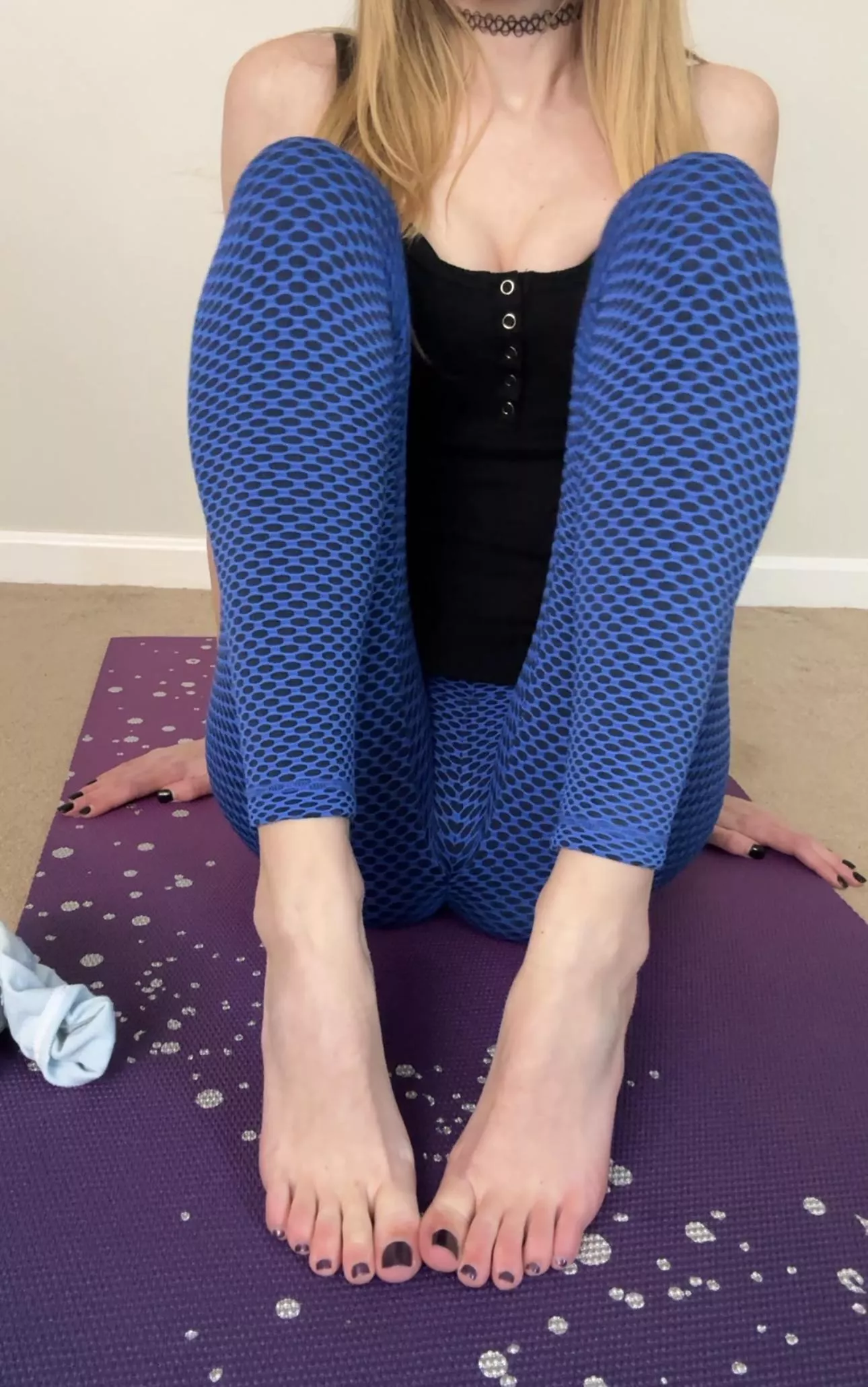 Showing off my long toes posted by nicoles_panties