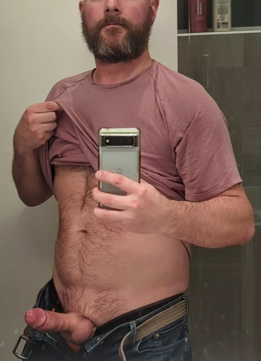 Taking a break from making dinner to make you horny [39] posted by spongerobnopants