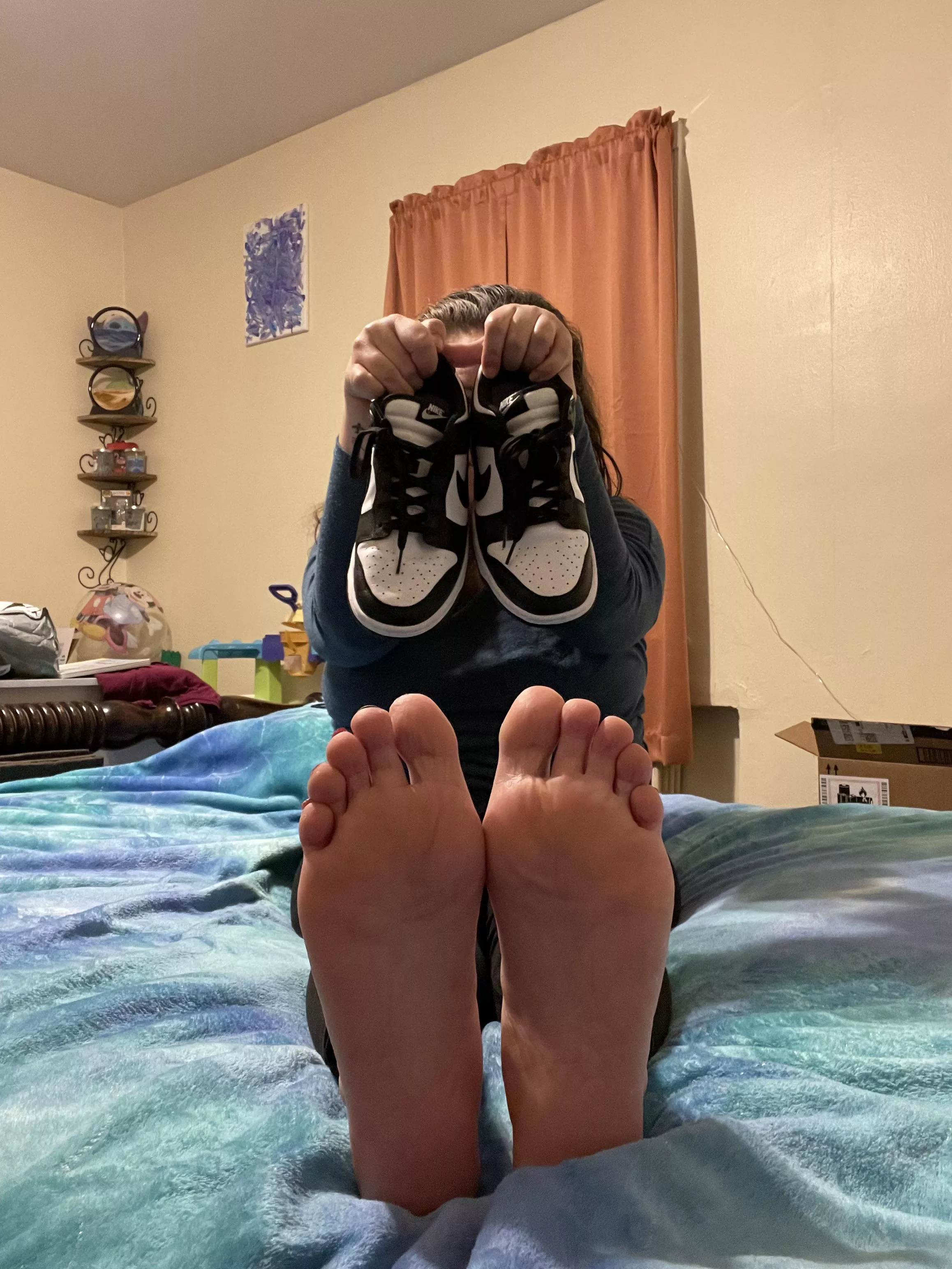 These long size 10 soles love to be licked after being in these shoes all day 👅 want a sniff? 🤭 posted by Tattoo_Goddess420