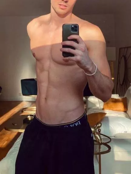 24 us. Into hairy fit men. Face first. Live is a big plus. alext6149 posted by Otherwise_Team_9933