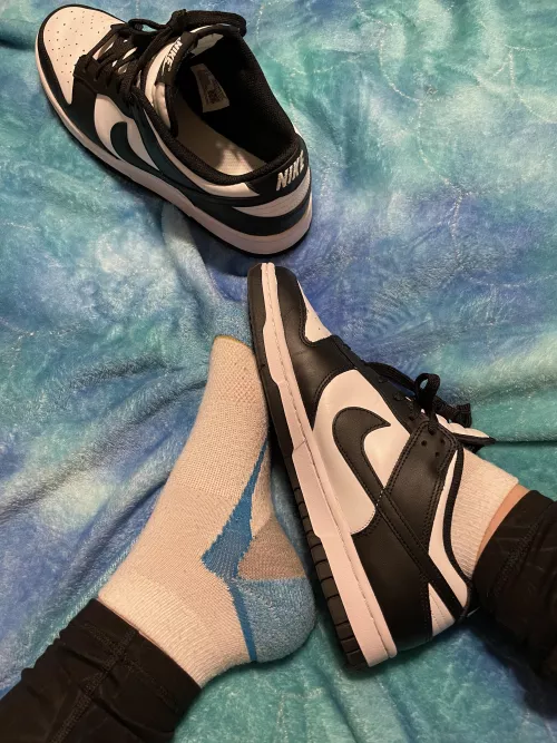 Can you handle the contrast? A warm soft stinky sock on one side, the cold firm sole on the other? 🤭💕 by Tattoo_Goddess420