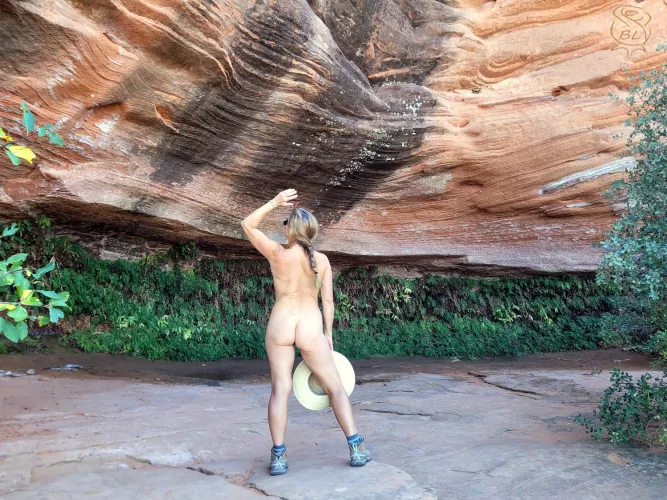 Letting it all hang out in the Hanging Garden by BareLeiaRose