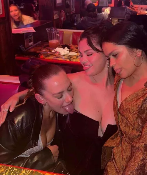 Selena Gomez with friends by Rommaaiinn