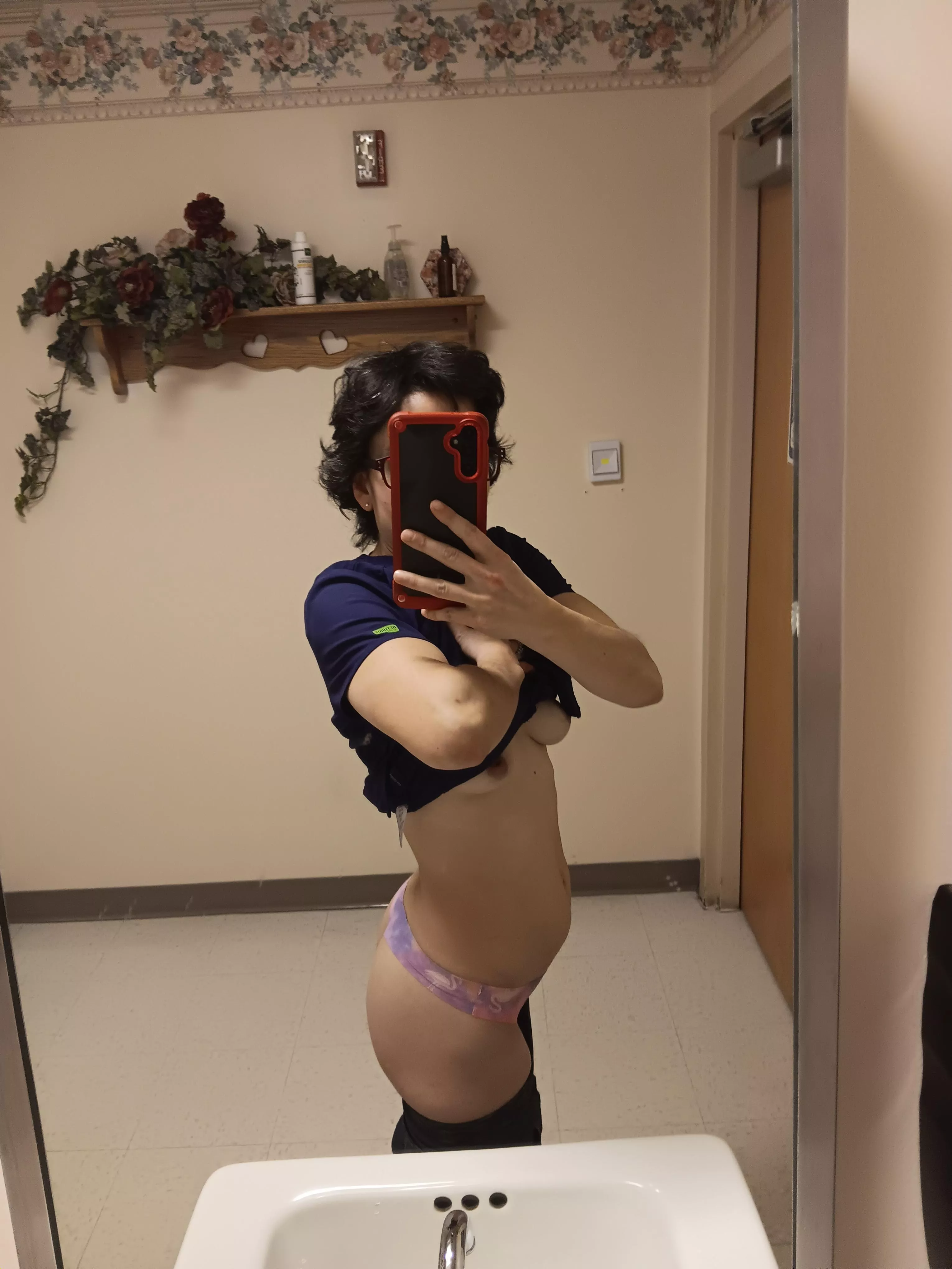 Cum meet me in the bathroom for some sexy funky fun 😜 posted by sexypixie87