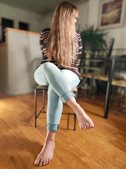 Full-body reveal! Still too shy to show my face but I hope my feet make up for it 😌 by Wisdem