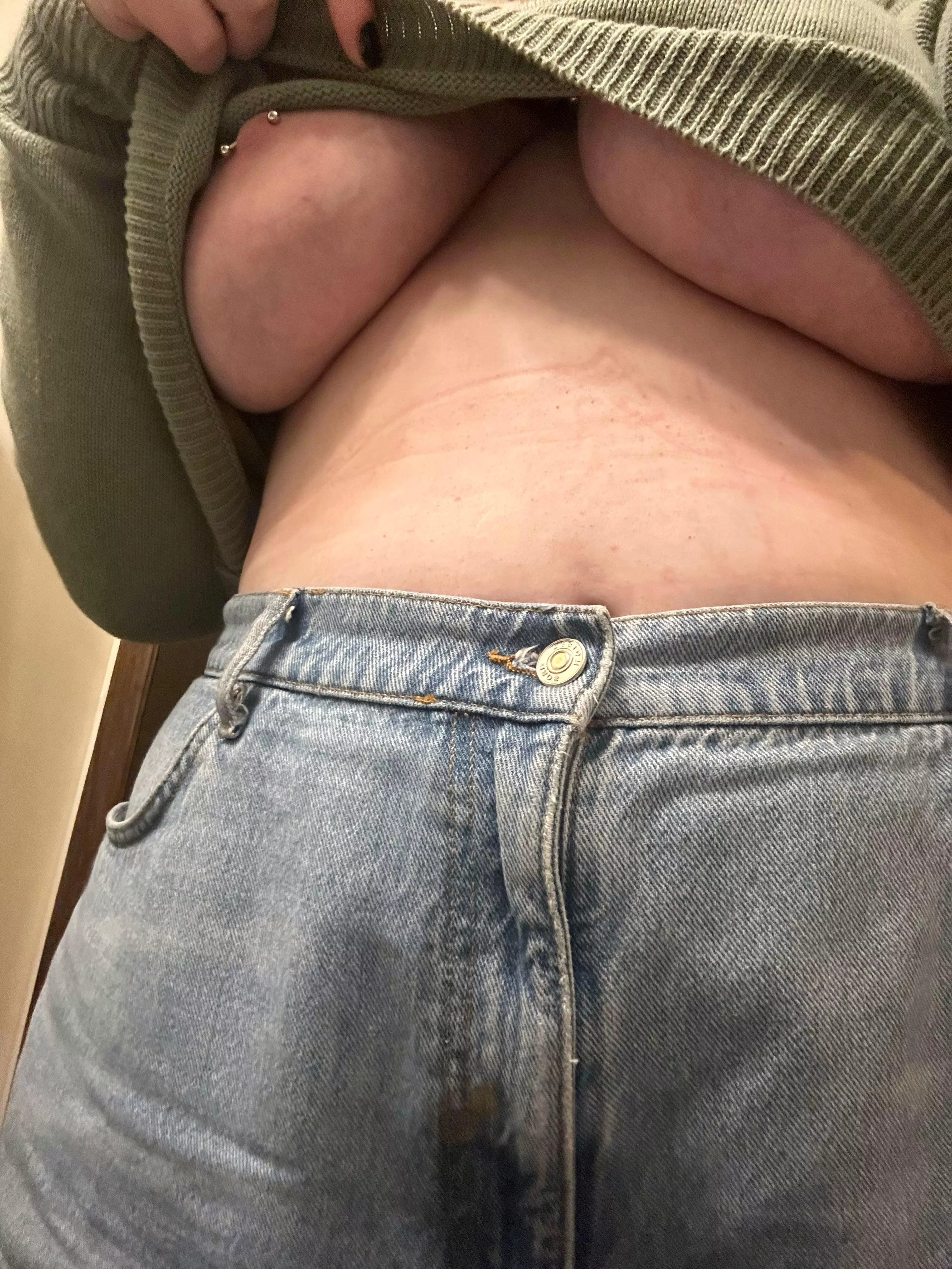 I hate wearing bras 😭🖤 posted by Adventurousducklings