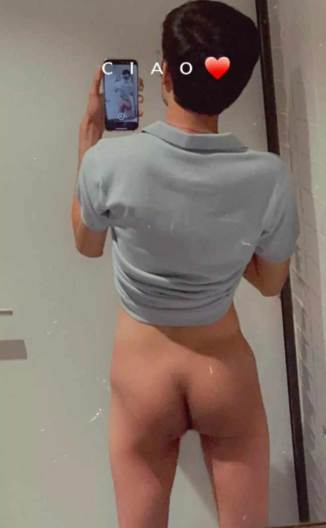 Serving buns to hungry customers 🥵🍑 posted by drrohanbaby
