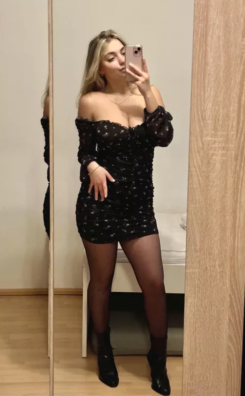 Am I second date worthy if I wear black tights on a first date? by -mistresssatiwa-