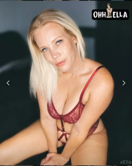 Blue eyes to go with the blonde hair by ohh_Ella