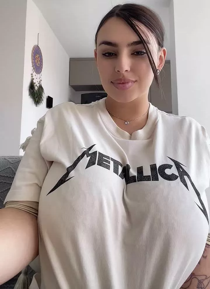 Bulging posted by CAntStOpEaTing_