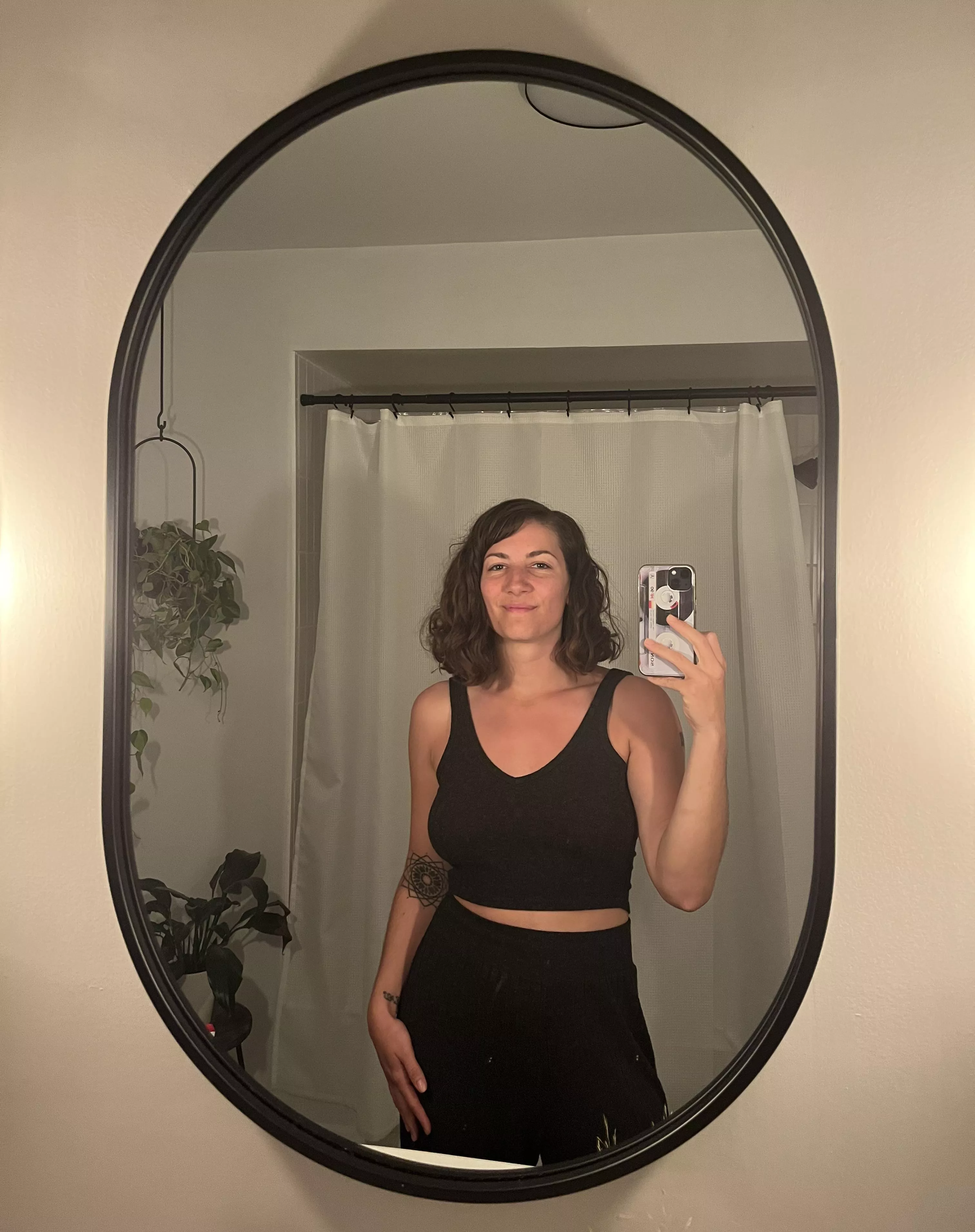 Caught my reflection and thought she was cute 💁🏻‍♀️ [f] posted by maplesyrup_girl