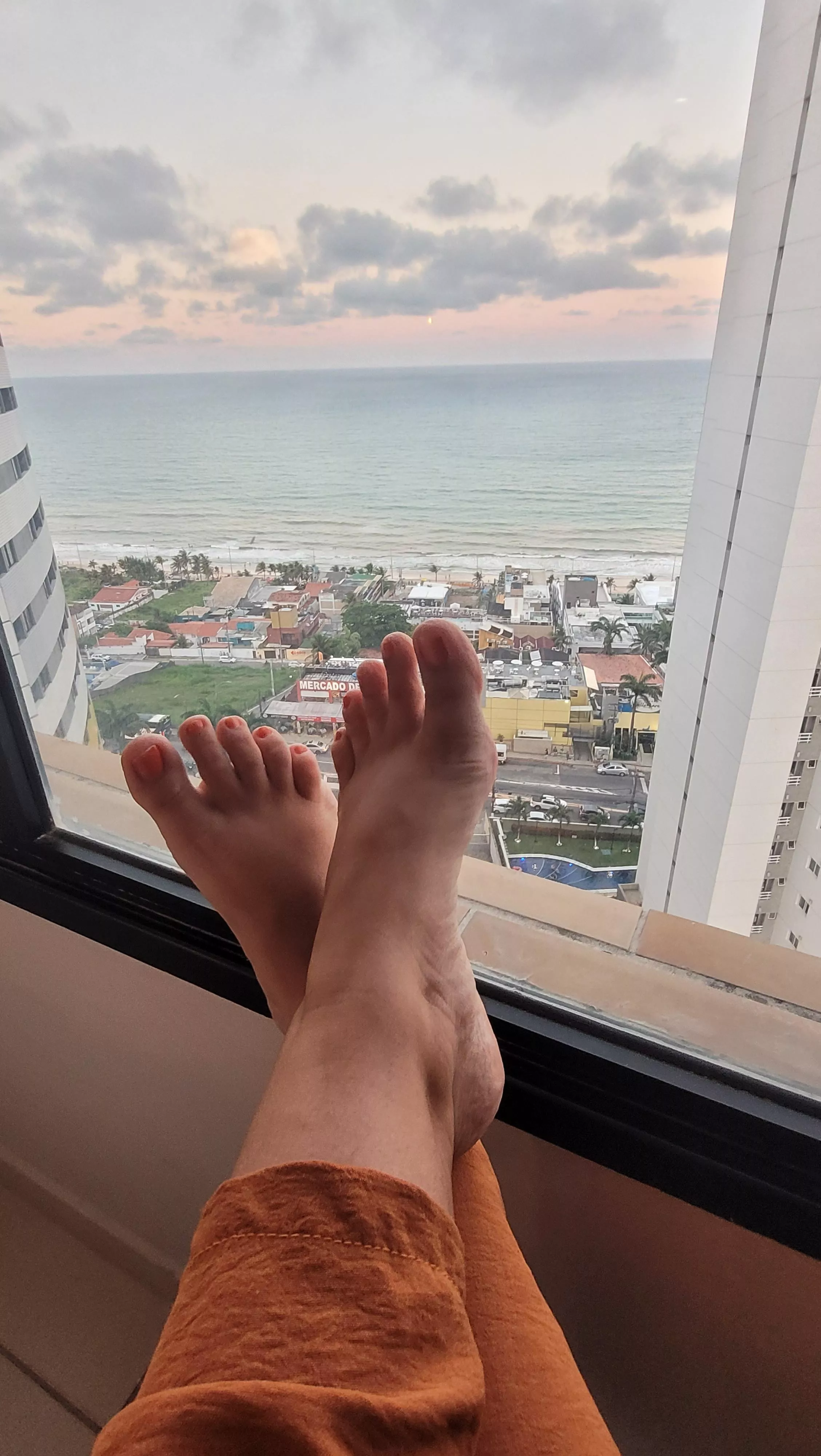 Chillin' and aprecciating the view of my favorite beach. What would be the best view for you? Maybe my feet on your face... posted by ginger_feet4u
