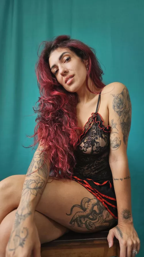 This MILF is feeling gorgeous in her new lingerie by casal_venomous