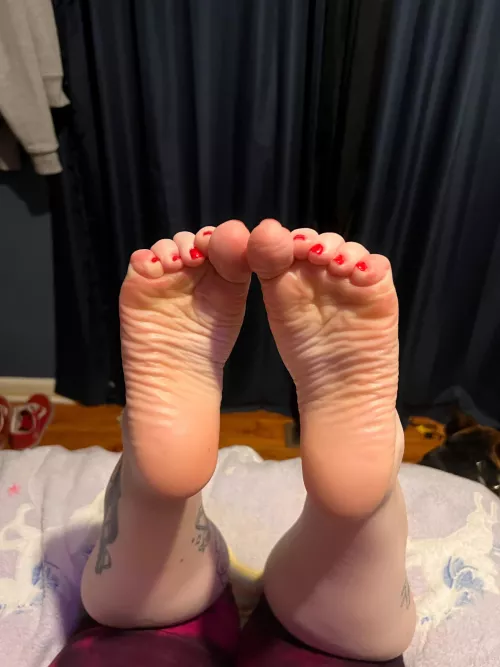 Want my scrunched toes in your face? by daynas_feet