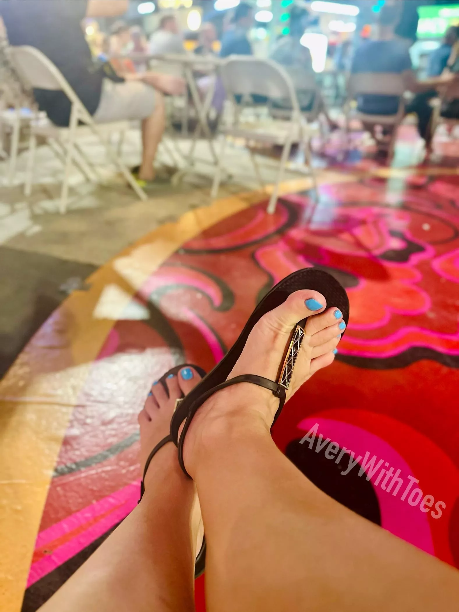 Everyone is facing the wrong direction… posted by AveryWithToes