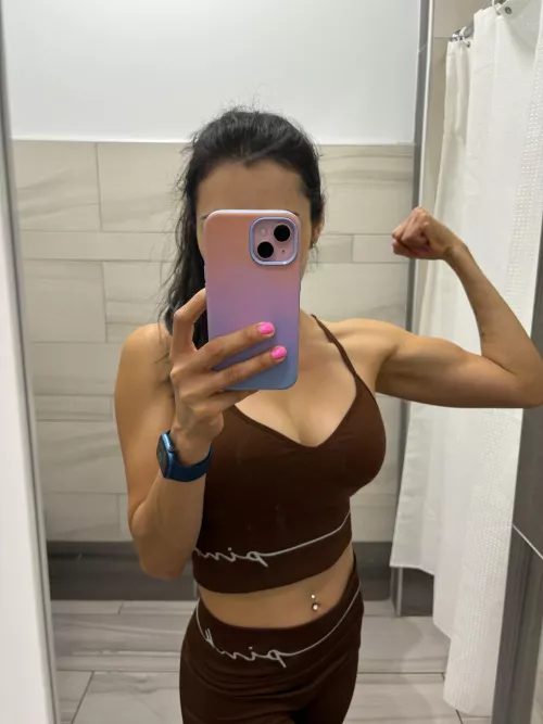 I'm so happy with how my arms are looking by xRogueExotic