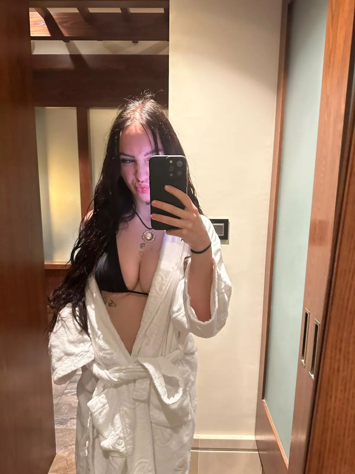 IUTR cute selfie posted by kaoukaoukaou