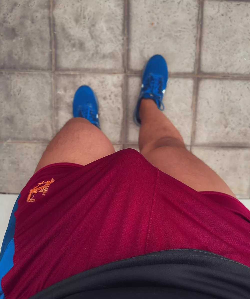 Me waiting for you outside your place for our date posted by footybfan97