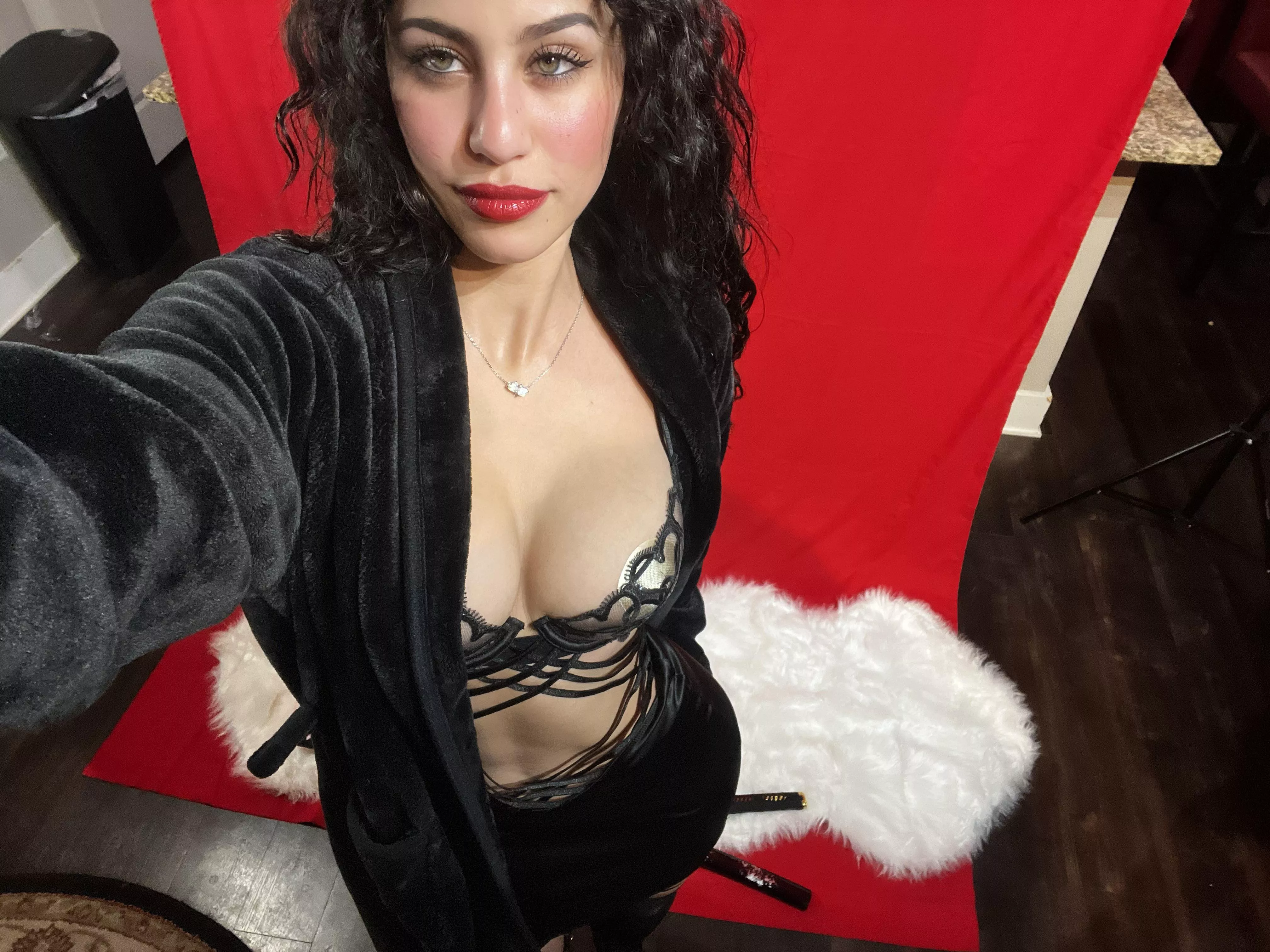 NSFW I need someone to photograph me posted by fond_breadth