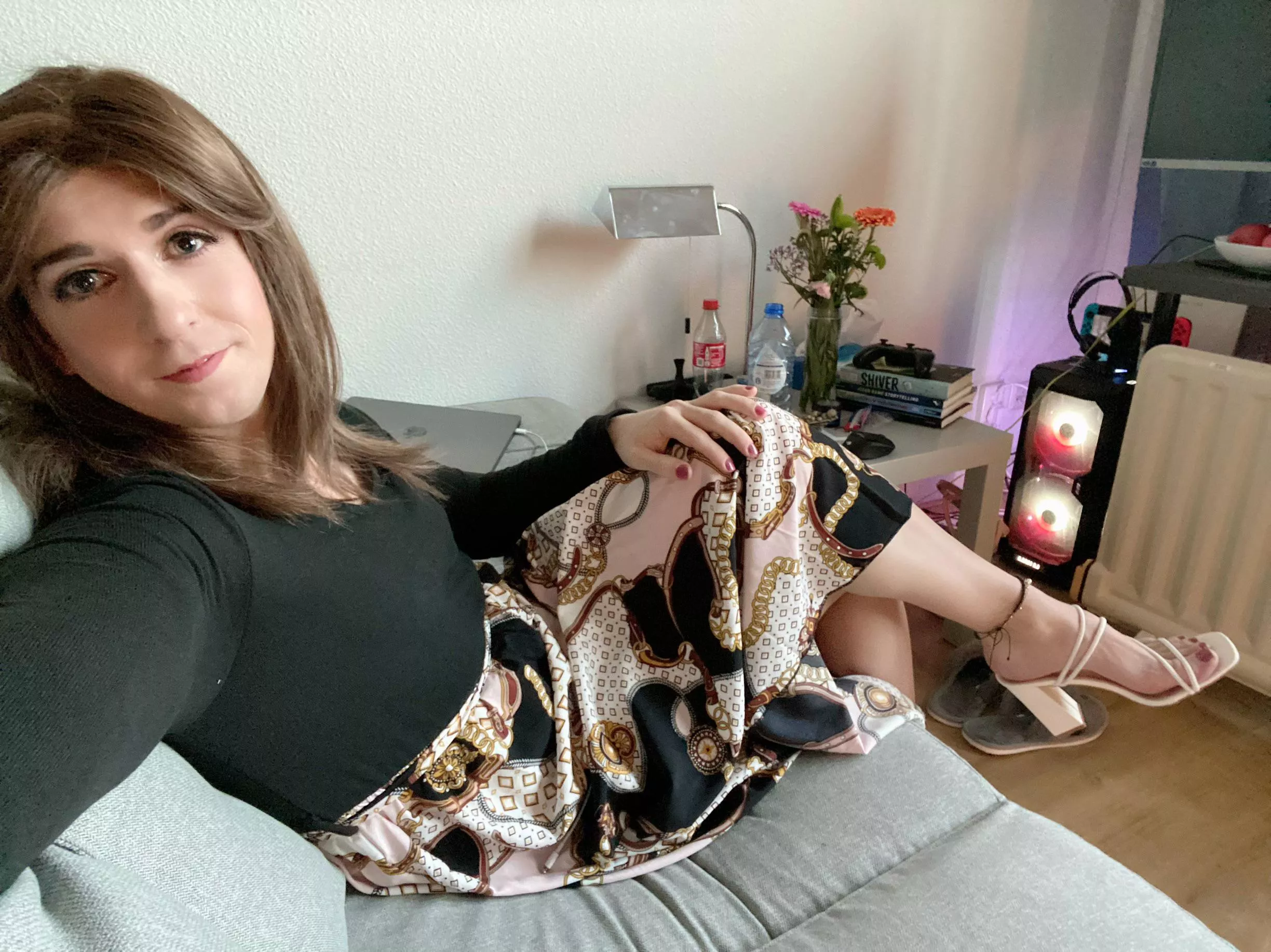 POV you’re sat beside me and trying to catch a glimpse of my toes and heels 😉 posted by AoifeCD95