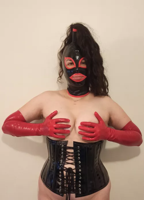 Shiny latex outfit by vickylat