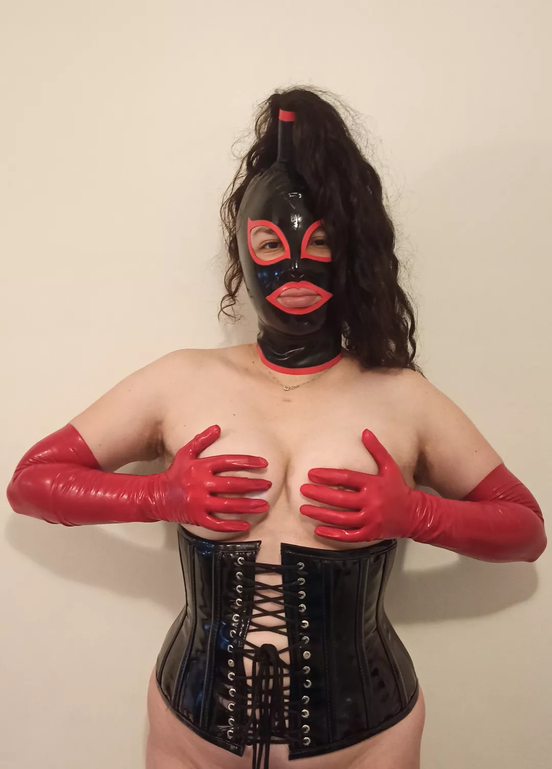 Shiny latex outfit posted by vickylat