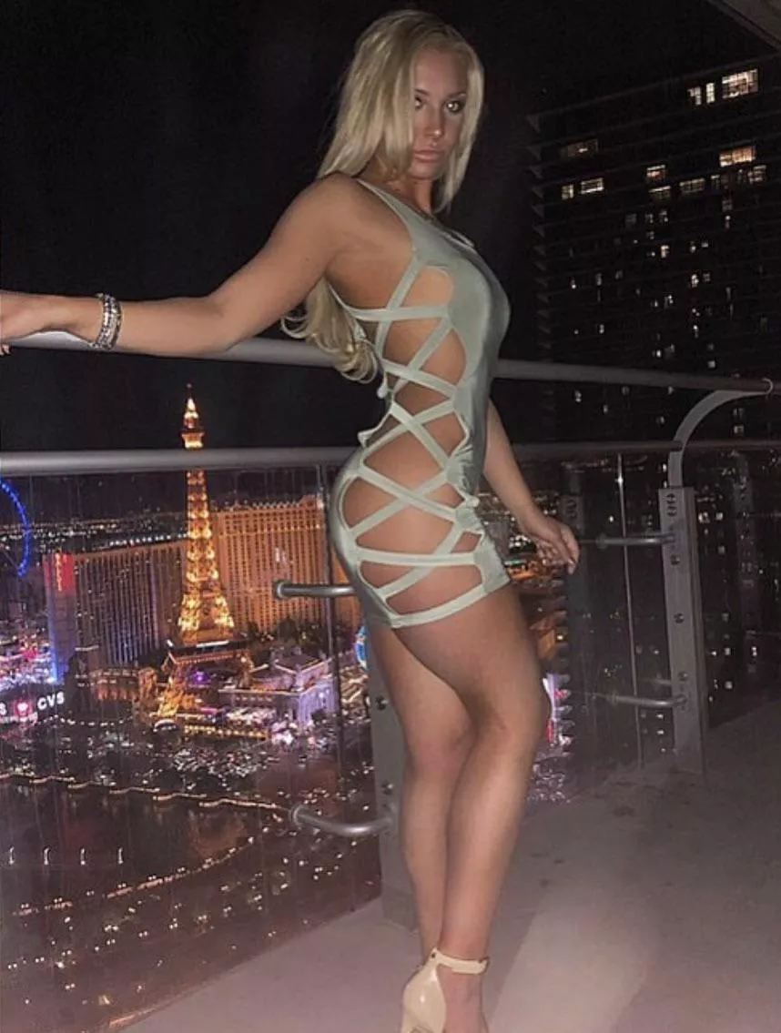 Tight dress in Vegas posted by scoopthepoop182