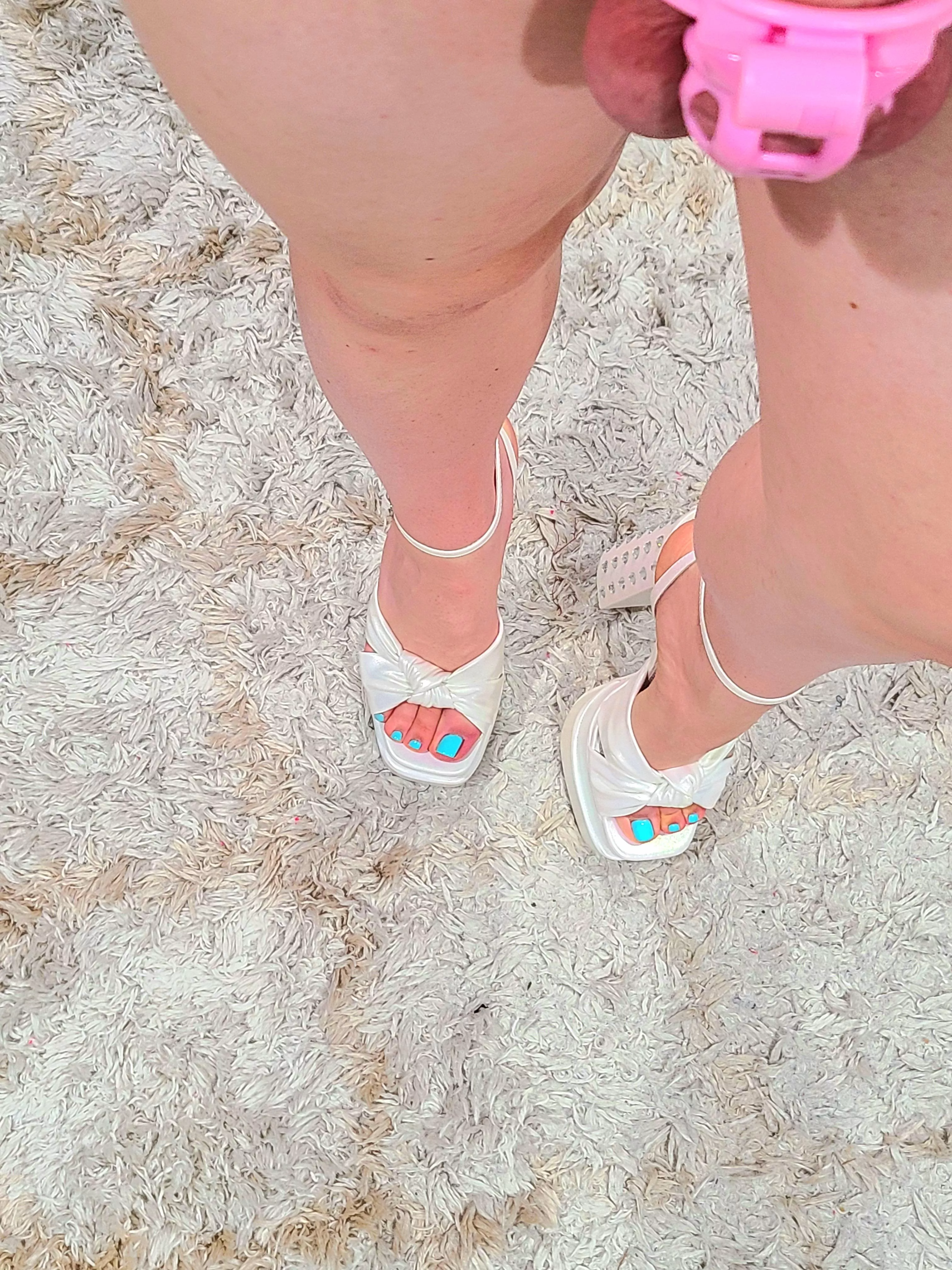 You are all so lucky because when I'm caged I take so many more pictures of my feet 😅🐷 posted by R_E_S_M