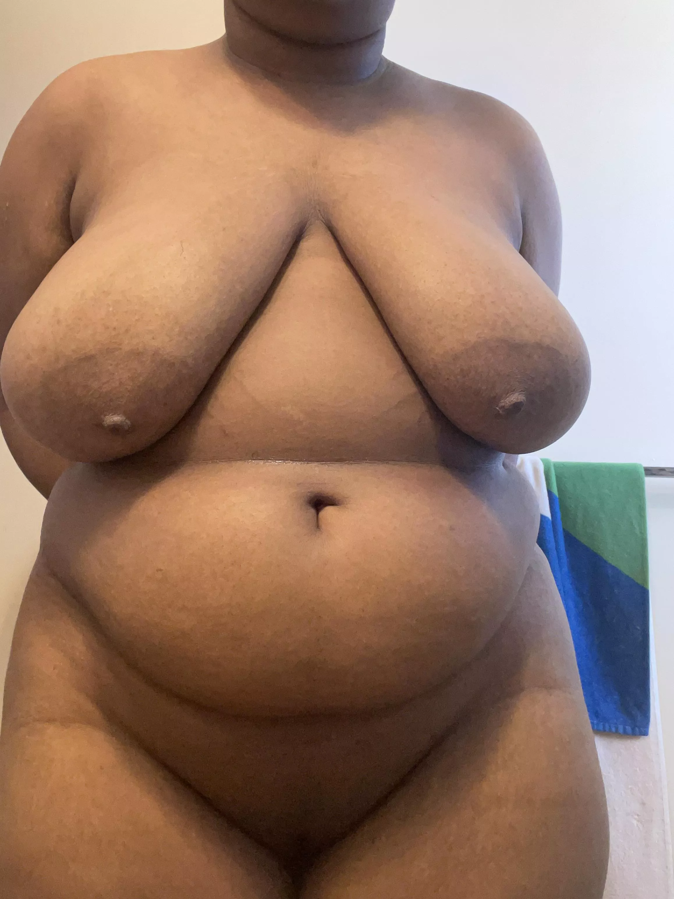 22f 5’7 210lbs, late night pic posted by fluffy-muffins1
