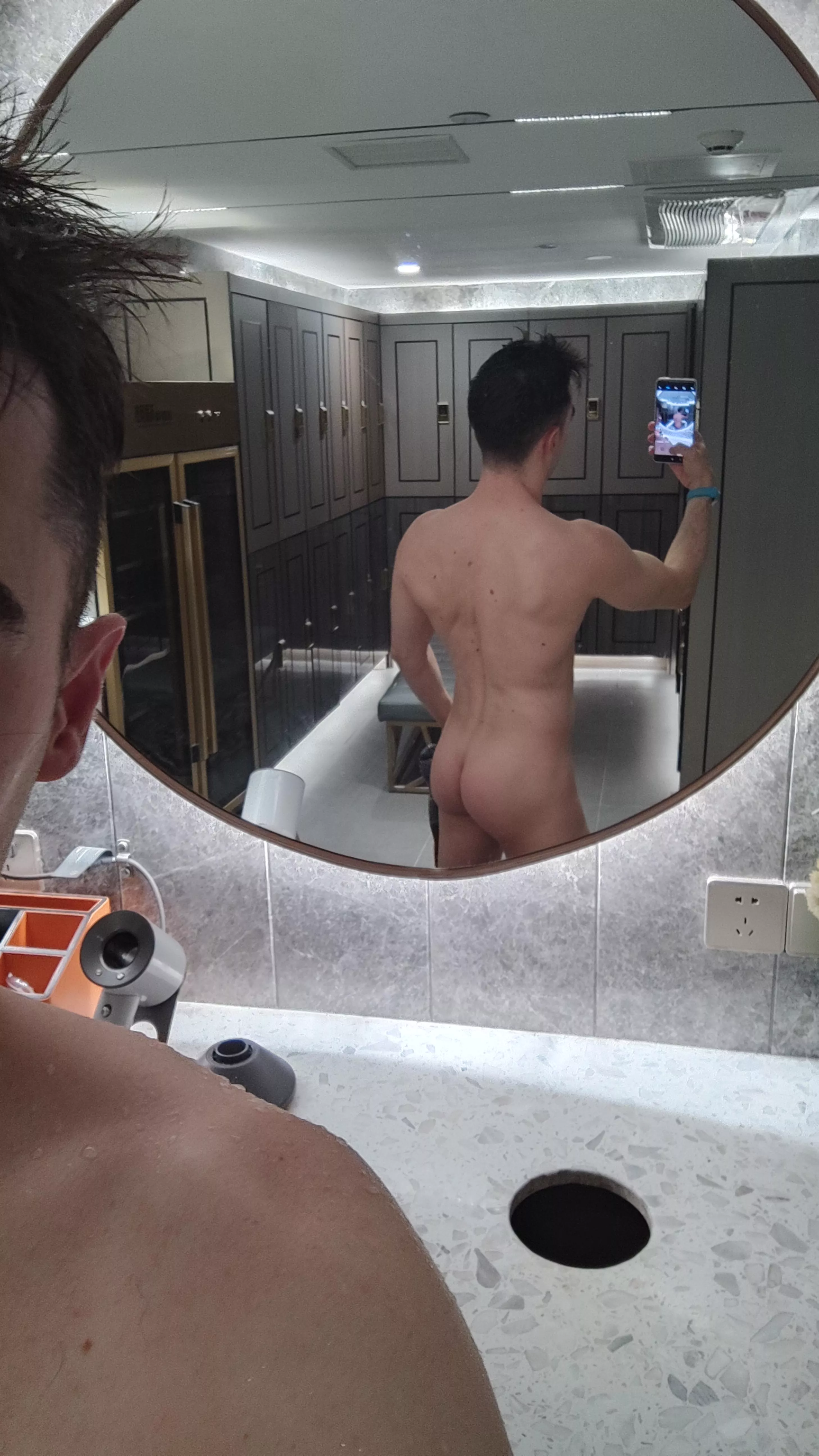 Butt selfie at the gym posted by arthusandnico