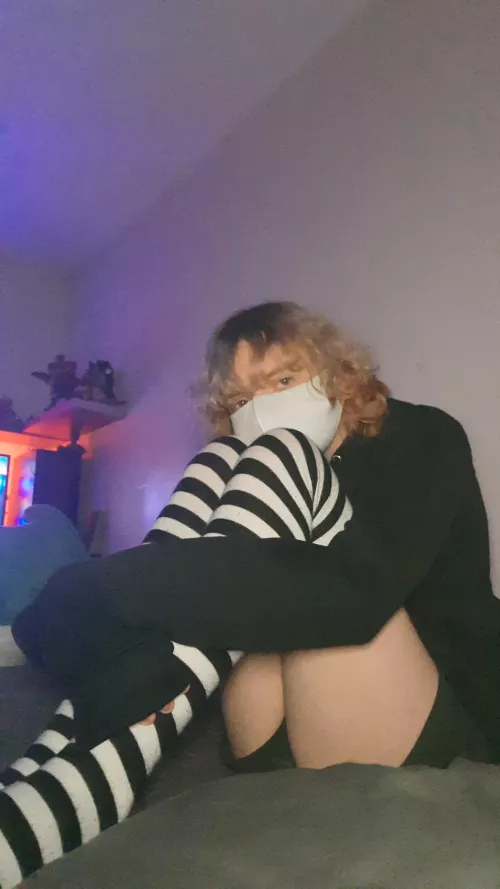 come wrap your arms around me? by FeeHereee