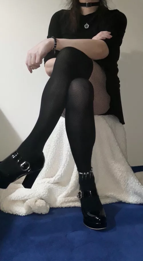 Dark outfit with trinkets by femsquidd