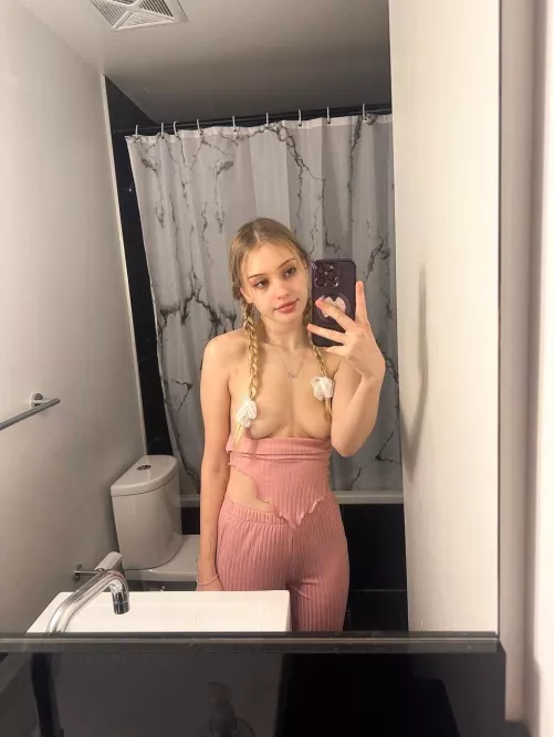 Just me and the bathroom room mirror, looking cutie AF by ricinus13