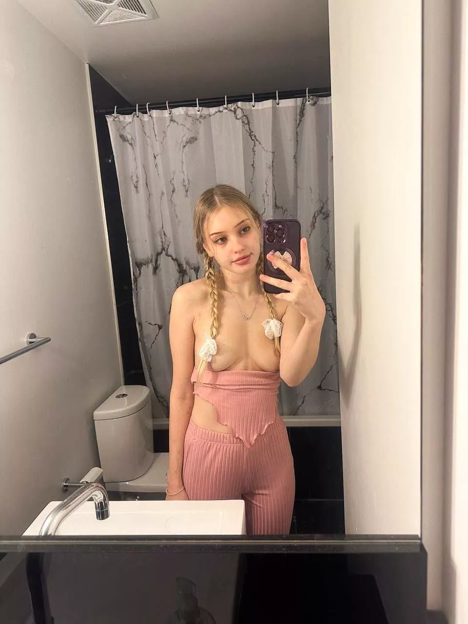 Just me and the bathroom room mirror, looking cutie AF posted by ricinus13