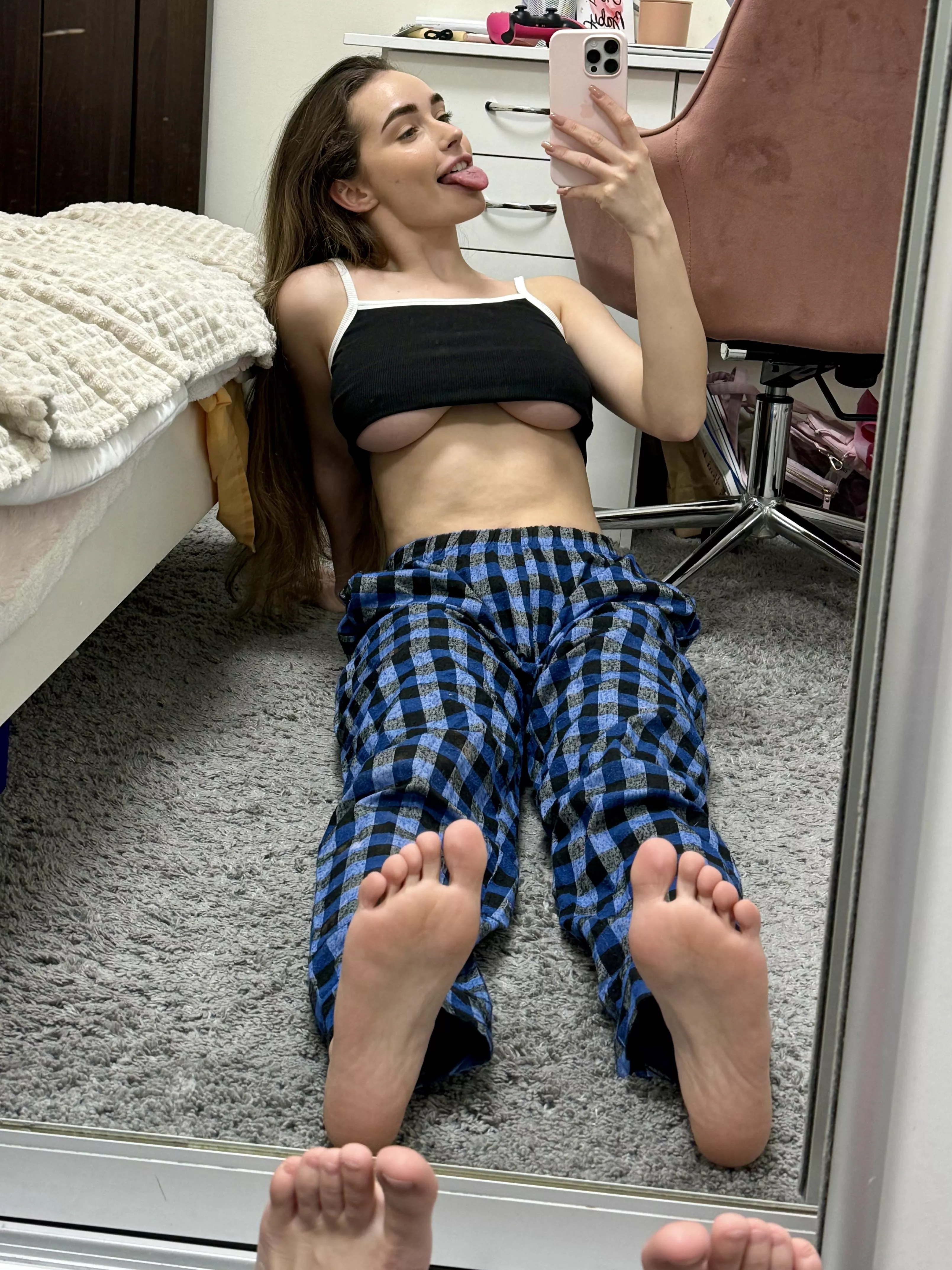 My pretty littles toes deserve your attention..don't they? :3 posted by Erika_Best