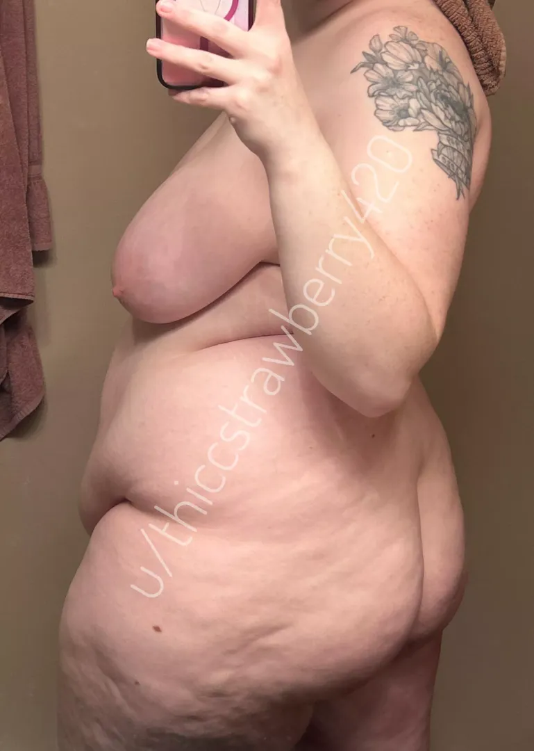 thicc gal with freckles everywhere :) by thiccstrawberry420