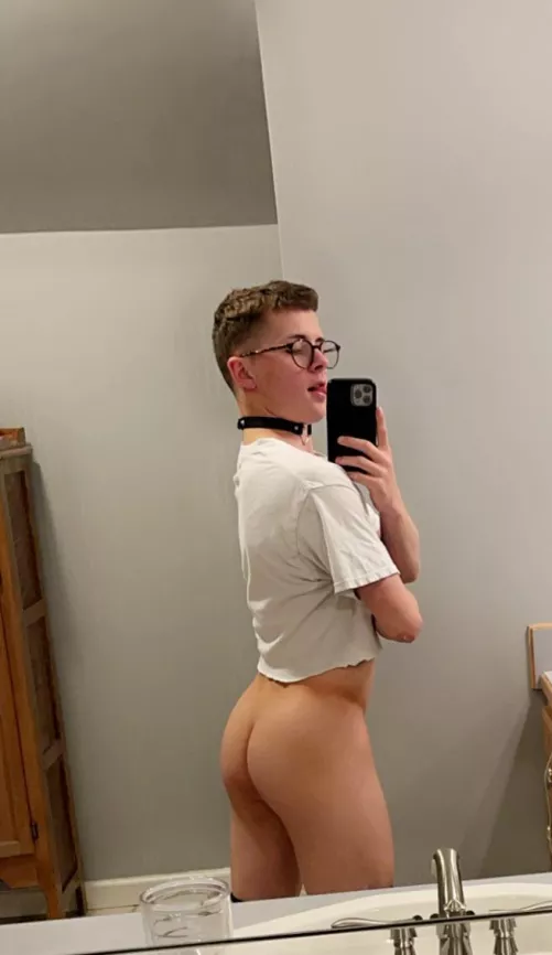 Why do my friends always make comments on my ass? by Gscb44