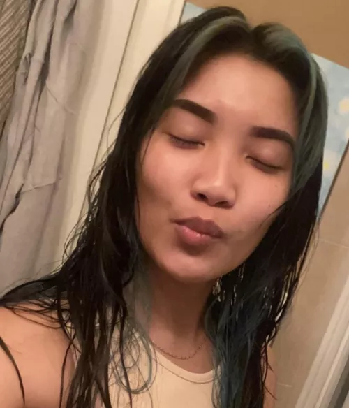 A sexy kiss by Active-Rise-247