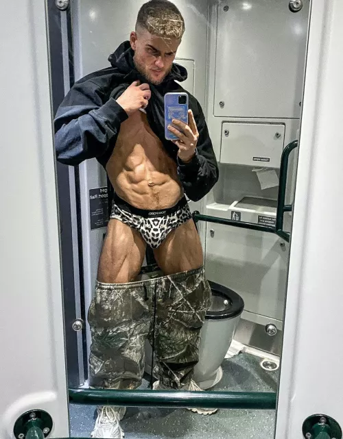 Airplane Bulge by AlphaWill12