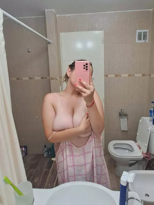 Comparison of their massiveness by bustyenchantress