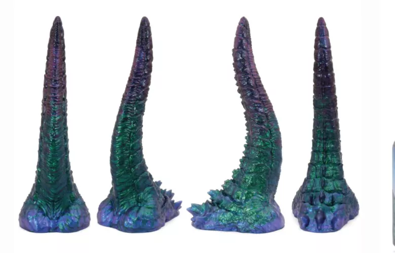 Does anyone have experience with Wandering Bard’s dragon’s tail? What are your opinions on it? I’m really curious about this model! ☺️ by Hot_Strawberry663