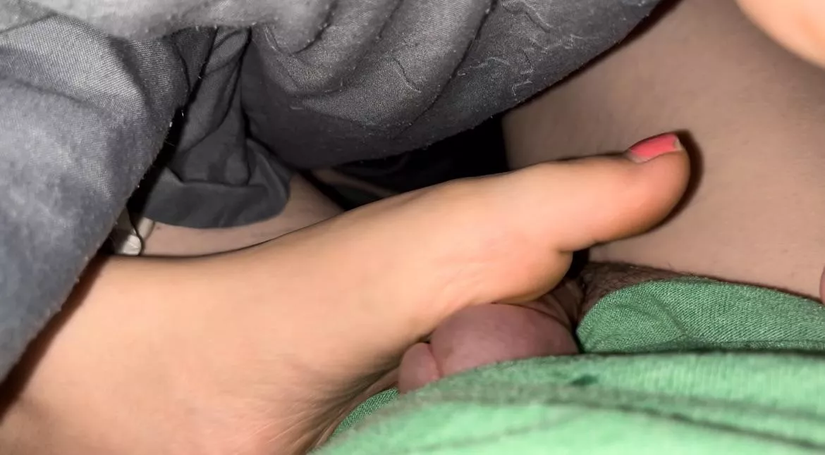 Friends feet feel free to dm me posted by Southern_Quantity569