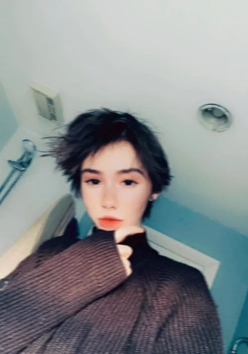 Hiya👋just letting my hair grow I think😅 by Femboy4_uu_