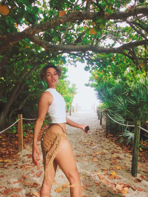 hola from paradise 🌴 by AppropriateCloud1645