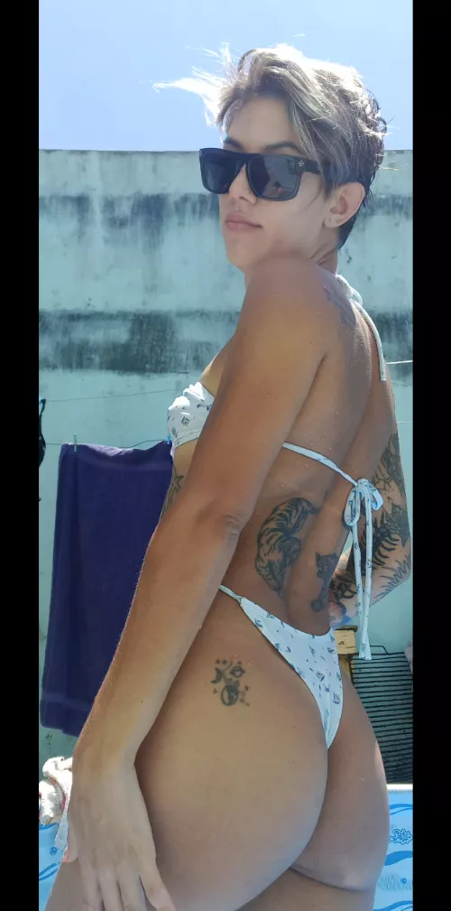 Short hair and cutes ass by Arlinbaddiegirl