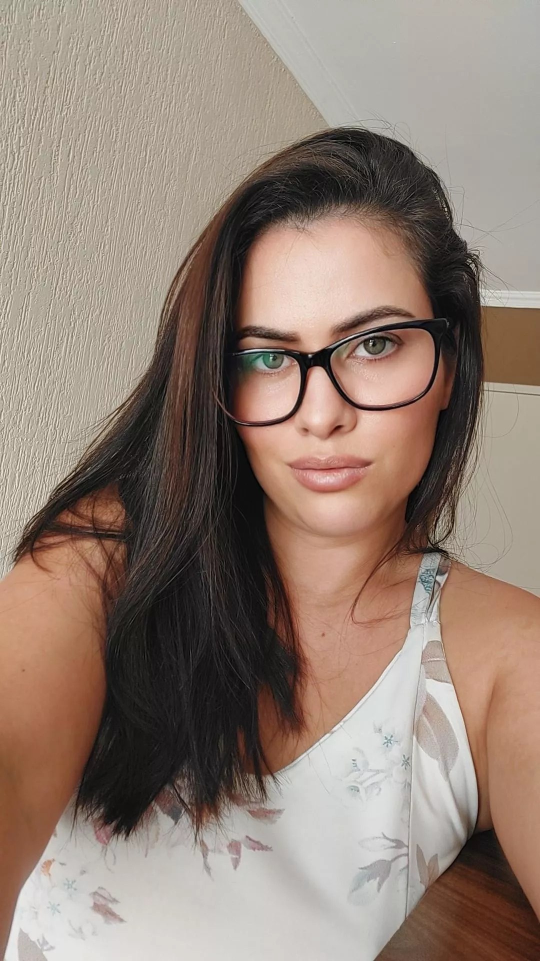 These glasses make me look like a student 😁🤓 posted by Isiscristine