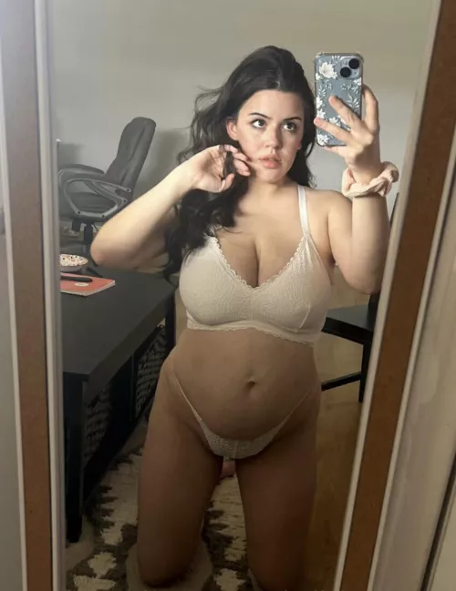 At 4 months pregnant. Do I make a cute milf? 😘 by Less-Income326