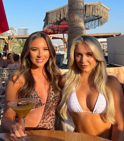 Brunette or blonde ? by round_plastic2