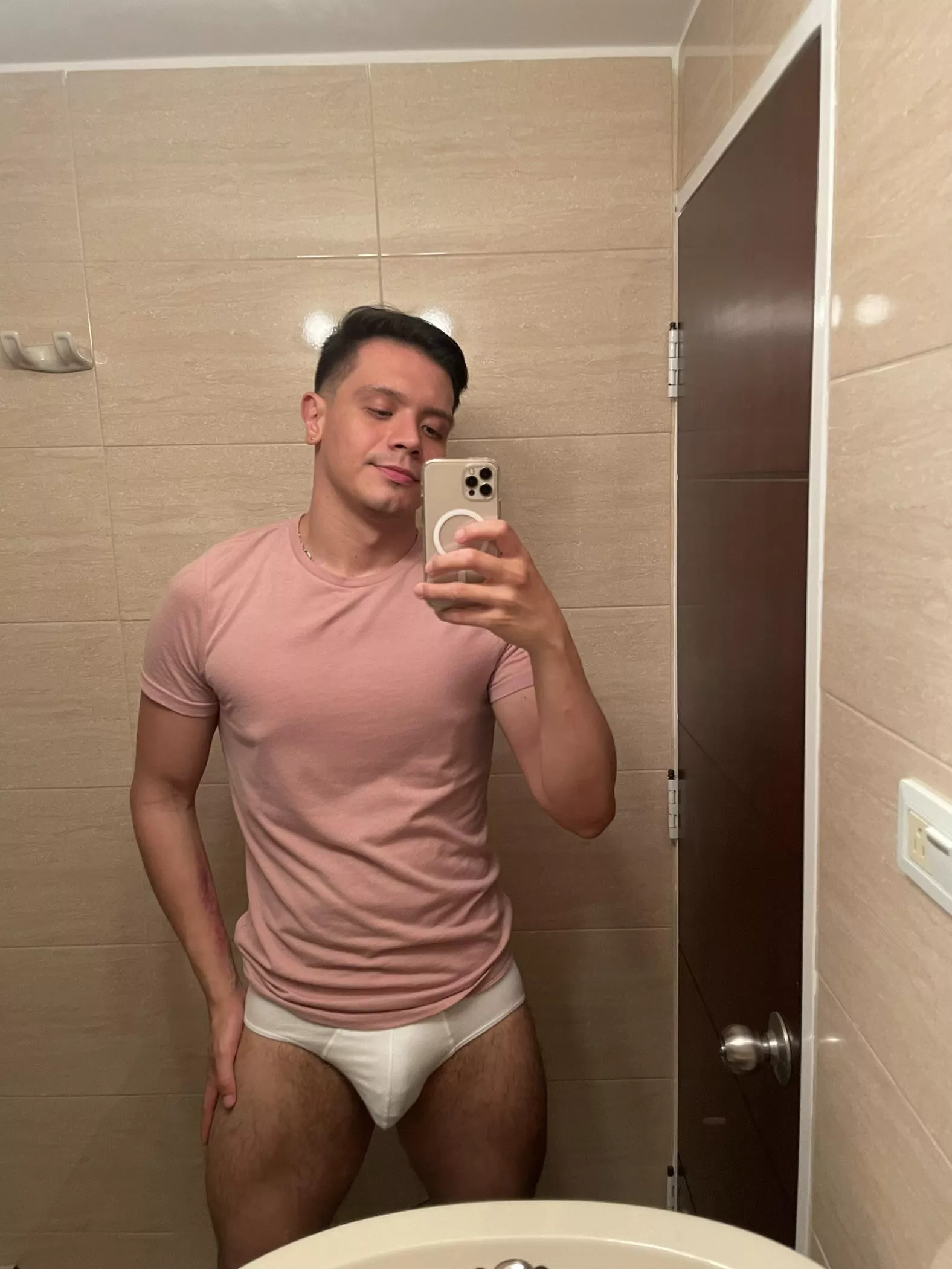 Bulge n legs posted by Ohdamnpapi